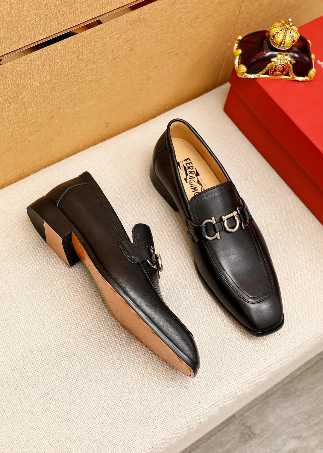 Men's shoes 💰442 💐 Product trademark: Ferragamo "Ferragamo" casual leather shoes Regular size: 38-44 (45.46🉑️customized) Product materials: Selected imported first-layer calfskin upper + original hardware buckle, imported water-dyed cow leather lining. Strong three-dimensional visual effect, combined outsole Color: 1⃣️color optional